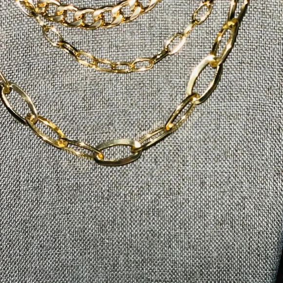 BEAUTIFUL GOLD TONE MULTI LAYERED STATEMENT NECKLACE 4 PEICE CHAIN SET. - Picture 4 of 6